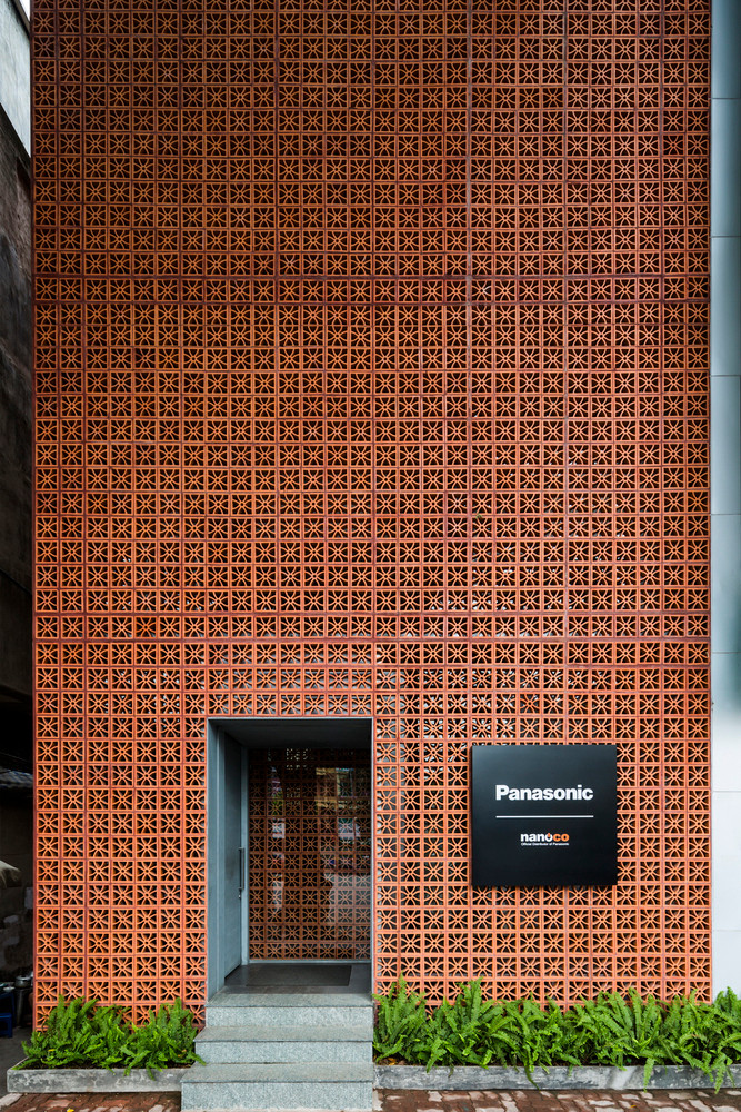 Điểm nhấn là toàn bộ tường bao quanh căn nhà điều được xây bằng những viên gạch thông gió đất nung đỏ.