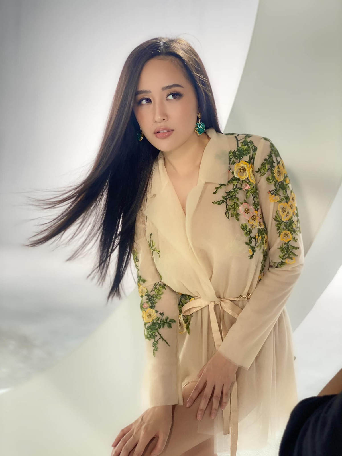 Năm 2019, Hoa hậu Mai Phương Thúy xác nhận thông tin cô là nhà đầu tư đã bỏ một phần vốn để đầu tư phim điện ảnh "Chị chị em em" gây sốt truyền thông một thời gian dài. Vì thế, Mai Phương Thúy còn được mệnh danh là một trong những “Hoa hậu giàu nhất Vbiz”. Ảnh: FB Mai Phuong Thuy