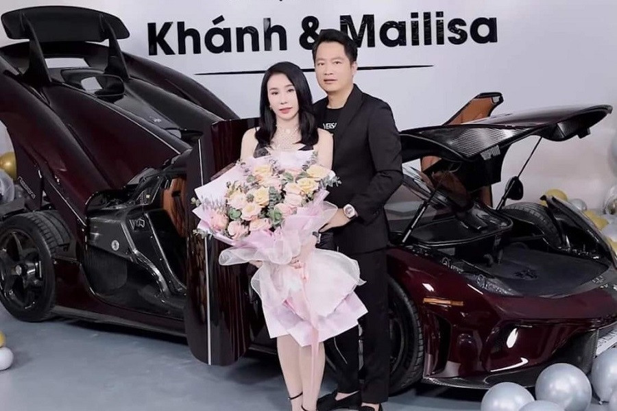 Doanh nhân Hoàng Kim Khánh và vợ là bà Phan Thị Mai (hay được biết đến với tên Mai Lisa) bắt đầu theo đuổi thú chơi xe từ năm 2017. Họ có một nguyên tắc là chỉ chơi hàng độc và đẹp, nếu ở Việt Nam có một chiếc rồi thì dứt khoát không mua chiếc thứ hai. Ảnh: FBNV