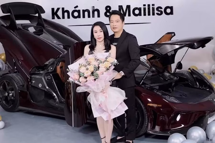 Doanh nhân Hoàng Kim Khánh và vợ là bà Phan Thị Mai (hay được biết đến với tên Mai Lisa) bắt đầu theo đuổi thú chơi xe từ năm 2017. Họ có một nguyên tắc là chỉ chơi hàng độc và đẹp, nếu ở Việt Nam có một chiếc rồi thì dứt khoát không mua chiếc thứ hai. Ảnh: FBNV