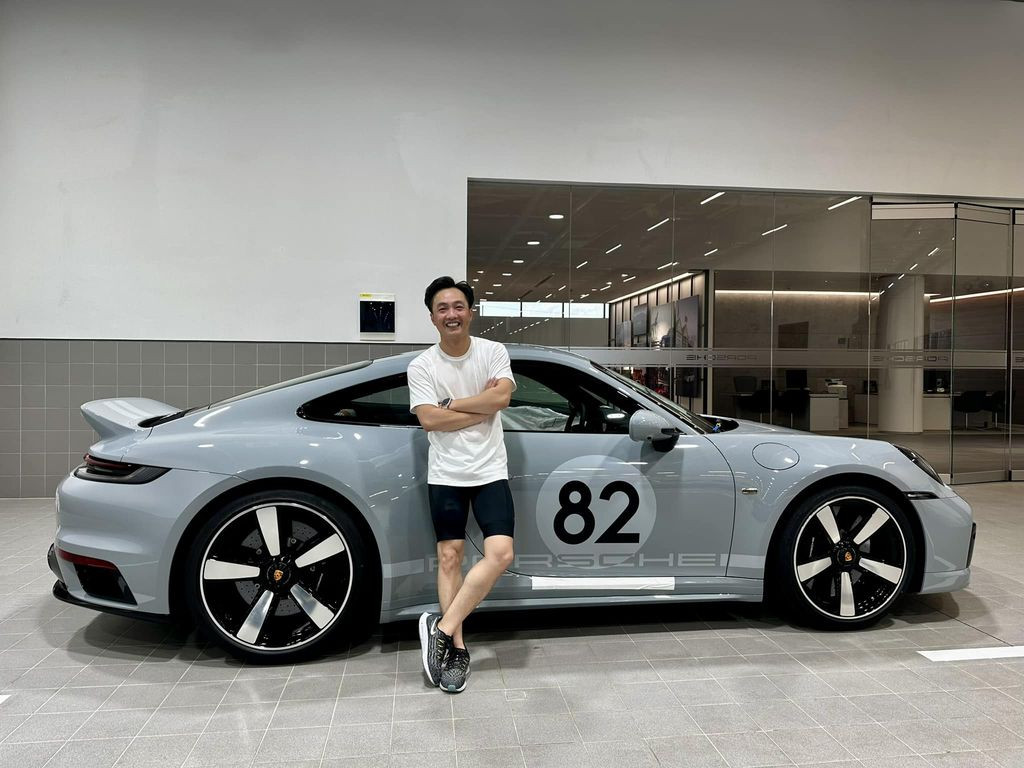 Tháng 6/2023, Cường Đô la khoe chiếc Porsche 911 Sport Classic 2023 có giá chưa lăn bánh khoảng 23 tỷ đồng. Ảnh: FBNV