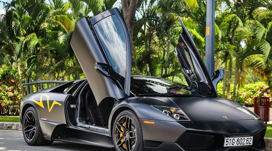 Chiếc Lamborghini Murcielago LP670-4 SV duy nhất tại Việt Nam được nam doanh nhân nhập về từ tháng 10/2010, giá khoảng 1,2 triệu USD khiến nhiều người choáng váng. Ảnh: Xedoisong