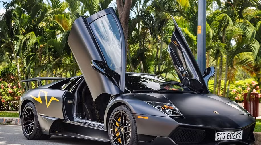 Chiếc Lamborghini Murcielago LP670-4 SV duy nhất tại Việt Nam được nam doanh nhân nhập về từ tháng 10/2010, giá khoảng 1,2 triệu USD khiến nhiều người choáng váng. Ảnh: Xedoisong