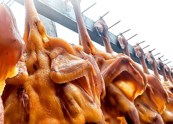 Thế nhưng, đằng sau cái tên mỹ miều ấy là sự tàn nhẫn đến rợn người mà những người chế biến làm với chú gà. Ảnh: Sohu