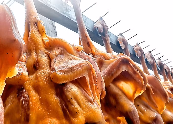 Thế nhưng, đằng sau cái tên mỹ miều ấy là sự tàn nhẫn đến rợn người mà những người chế biến làm với chú gà. Ảnh: Sohu