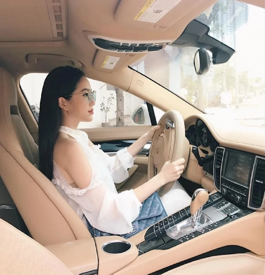 Nữ ca sĩ cũng tự tậu cho mình siêu xe Porsche Panamera 7 - 8 tỷ từ năm 2015. Ngoài ra, Bảo Thy còn sở hữu nhiều chiếc xe hơi hạng sang khác.