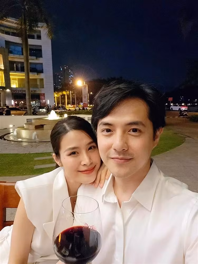 Bên cạnh sự nghiệp thành công, Đông Nhi còn được ngưỡng mộ bởi hôn nhân hạnh phúc bên Ông Cao Thắng. Ông Cao Thắng mở khu vui chơi giải trí tại quận 10 (TP HCM) và thành lập công ty giải trí nhằm thực hiện các dự án âm nhạc.