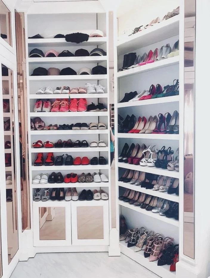 Bảo Thy cũng sở hữu tủ đồ toàn đến từ các thương hiệu đình đám thế giới như: Versace Jeans, Kenzo, Louboutin, Steve Madden, Dior...