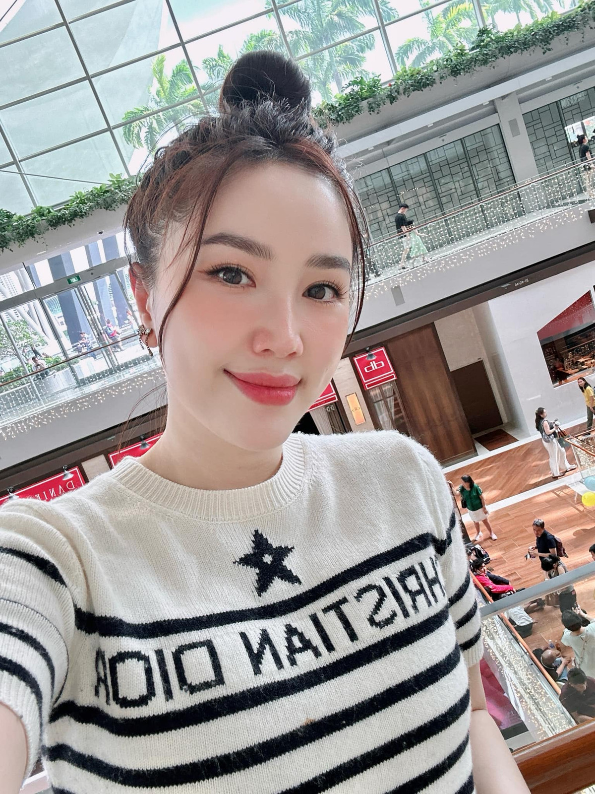 Bảo Thy là nữ ca sĩ nổi tiếng được nhiều khán giả thế hệ 8X, 9X yêu mến. Trước khi kết hôn với ông xã đại gia, Bảo Thy có hơn 10 năm làm việc trong ngành giải trí. Cô có cuộc sống xa hoa, sang chảnh với nhiều tài sản đắt đỏ khiến khán giả phải ngưỡng mộ.