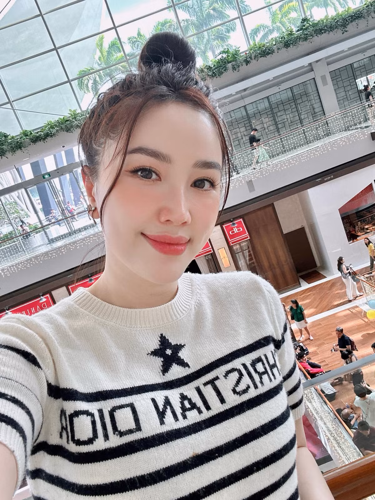 Bảo Thy là nữ ca sĩ nổi tiếng được nhiều khán giả thế hệ 8X, 9X yêu mến. Trước khi kết hôn với ông xã đại gia, Bảo Thy có hơn 10 năm làm việc trong ngành giải trí. Cô có cuộc sống xa hoa, sang chảnh với nhiều tài sản đắt đỏ khiến khán giả phải ngưỡng mộ.