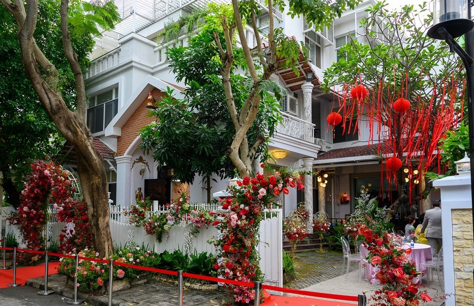 Vợ chồng Đông Nhi - Ông Cao Thắng còn sở hữu nhiều bất động sản có giá trị, gồm biệt thự ở khu đô thị sang trọng tại quận quận 7 (TP HCM), căn nhà tại quận 9...