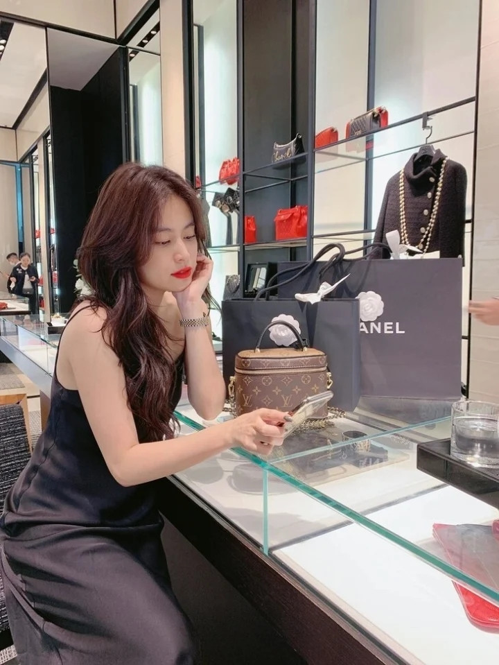 Nữ ca sĩ cũng mạnh tay sắm hàng loạt đồ hiệu sang chảnh. Nguồn ảnh: FBNV