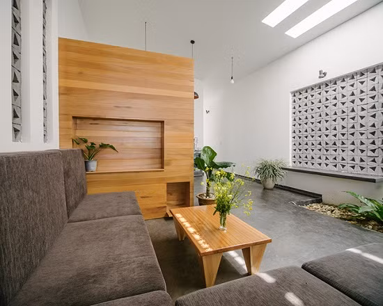 Nhờ thiết kế lấy sáng tự nhiên tốt, căn nhà gần như không phải dùng đèn chiếu sáng vào ban ngày.