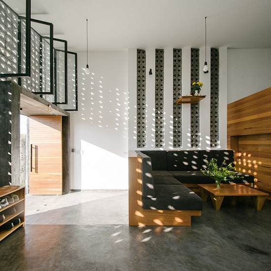 Việc sử dụng gạch hoa thông gió thay cho các loại gạch thông thường giúp đón gió và đưa ánh sáng tự nhiên vào không gian sống một cách hợp lý.