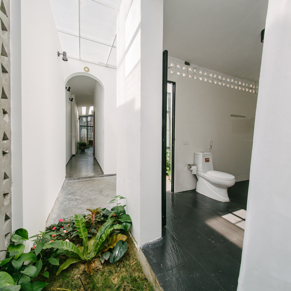 Từ mọi góc trong nhà đều có thể nhìn thấy ánh sáng tự nhiên và cây xanh tươi tốt. Nguồn ảnh: Archdaily