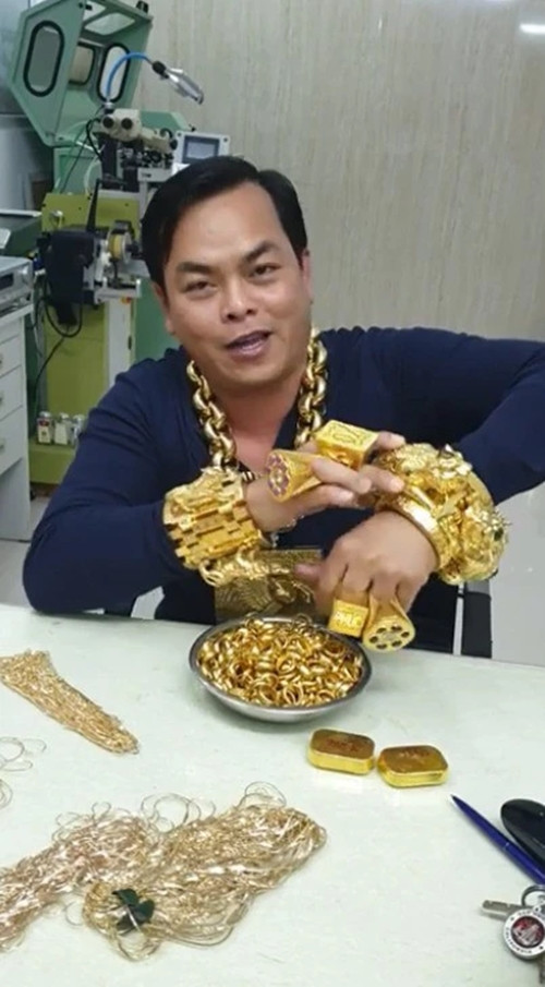 Trên mạng xã hội, Phúc XO cũng thường xuyên đăng tải những hình ảnh đi làm từ thiện. Có tháng, Phúc XO đi làm từ thiện tới 4 lần với số tiền lên đến hàng trăm triệu đồng. Ảnh: Người lao động