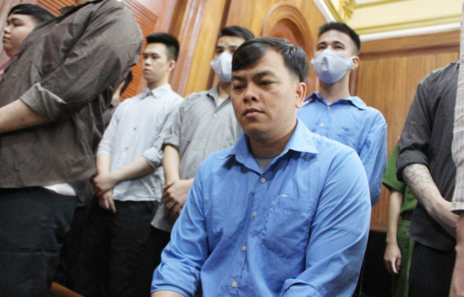 Sau một thời gian điều tra và xét xử, chiều 17/6/2020, Tòa án Nhân dân TP HCM tuyên phạt bị cáo Trần Ngọc Phúc 12 năm tù về tội “Chứa chấp việc sử dụng trái phép chất ma túy”; 7 đồng phạm của Phúc nhận mức án từ 7-8 năm tù với cùng tội danh. Ảnh: Hanoimoi