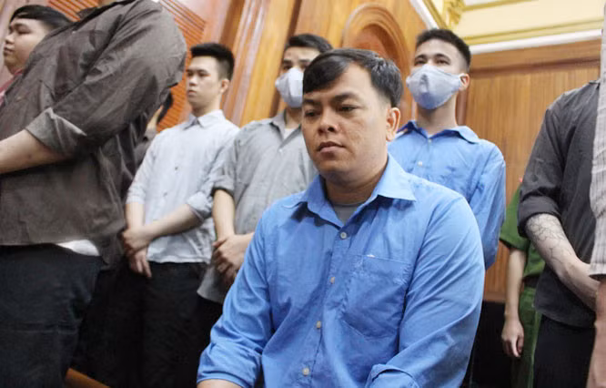 Sau một thời gian điều tra và xét xử, chiều 17/6/2020, Tòa án Nhân dân TP HCM tuyên phạt bị cáo Trần Ngọc Phúc 12 năm tù về tội “Chứa chấp việc sử dụng trái phép chất ma túy”; 7 đồng phạm của Phúc nhận mức án từ 7-8 năm tù với cùng tội danh. Ảnh: Hanoimoi