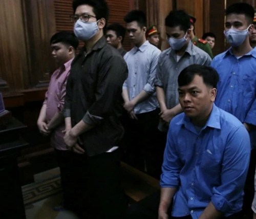 Tại cơ quan điều tra, Phúc XO khai nhận toàn bộ số vàng đeo trên người và hay khoe mẽ trên mạng thực chất là vàng giả. Ảnh: TTXVN