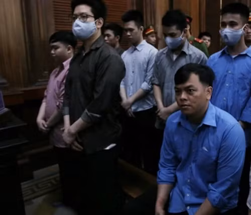 Tại cơ quan điều tra, Phúc XO khai nhận toàn bộ số vàng đeo trên người và hay khoe mẽ trên mạng thực chất là vàng giả. Ảnh: TTXVN