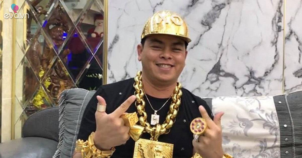 Ngoài đeo lượng vàng "khủng" trên người, Phúc XO còn mạ vàng xe máy, ô tô và thậm chí đúc mũ bằng vàng để đội. Ảnh: Vietnamnet