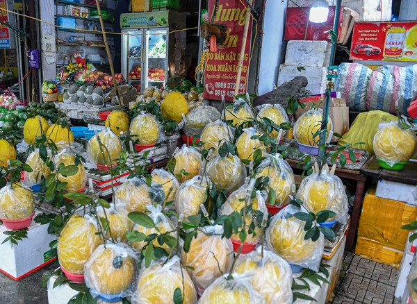 Giá mỗi quả bòng Kỳ Đà từ 500.000 đến 1 triệu đồng, tùy thuộc vào kích thước và hình dáng. Ảnh: Dân trí