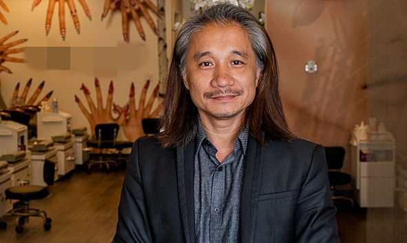 Charlie Tôn Quý là doanh nhân sở hữu chuỗi làm đẹp trải dài khắp nước Mỹ. Từ bàn tay trắng, Charlie Tôn Quý trở thành tỷ phú và được gọi là "ông hoàng nghề nail" tại Mỹ. Ảnh: Doanhnghiep&amp;hoinhap