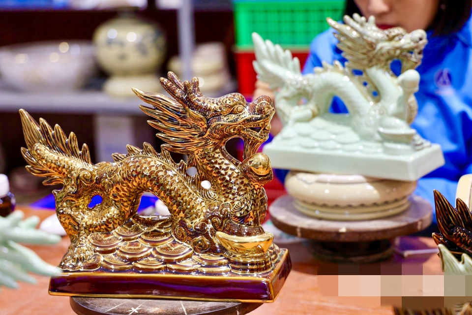 Không chỉ ở Bát Tràng, tại xưởng làng nghề gốm Chu Đậu (huyện Nam Sách, Hải Dương), những người thợ cũng tỉ mỉ hăng say sáng tạo với các công đoạn tạo hình, phủ vàng lên sản phẩm rồng phục vụ nhu cầu thị trường năm Giáp Thìn 2024. Ảnh: Kinhtedothi