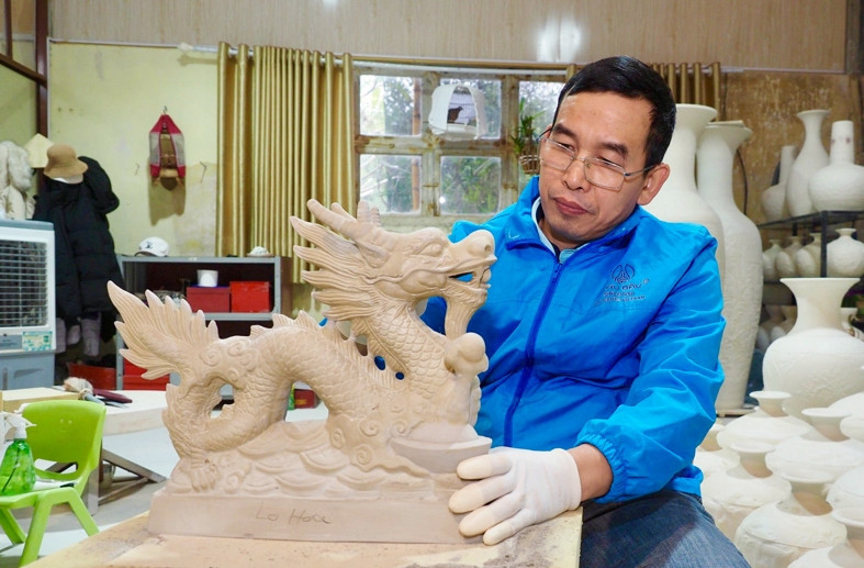 Mỗi sản phẩm đều được các nghệ nhân chế tác thủ công hoàn toàn. Ảnh: Kinhtedothi