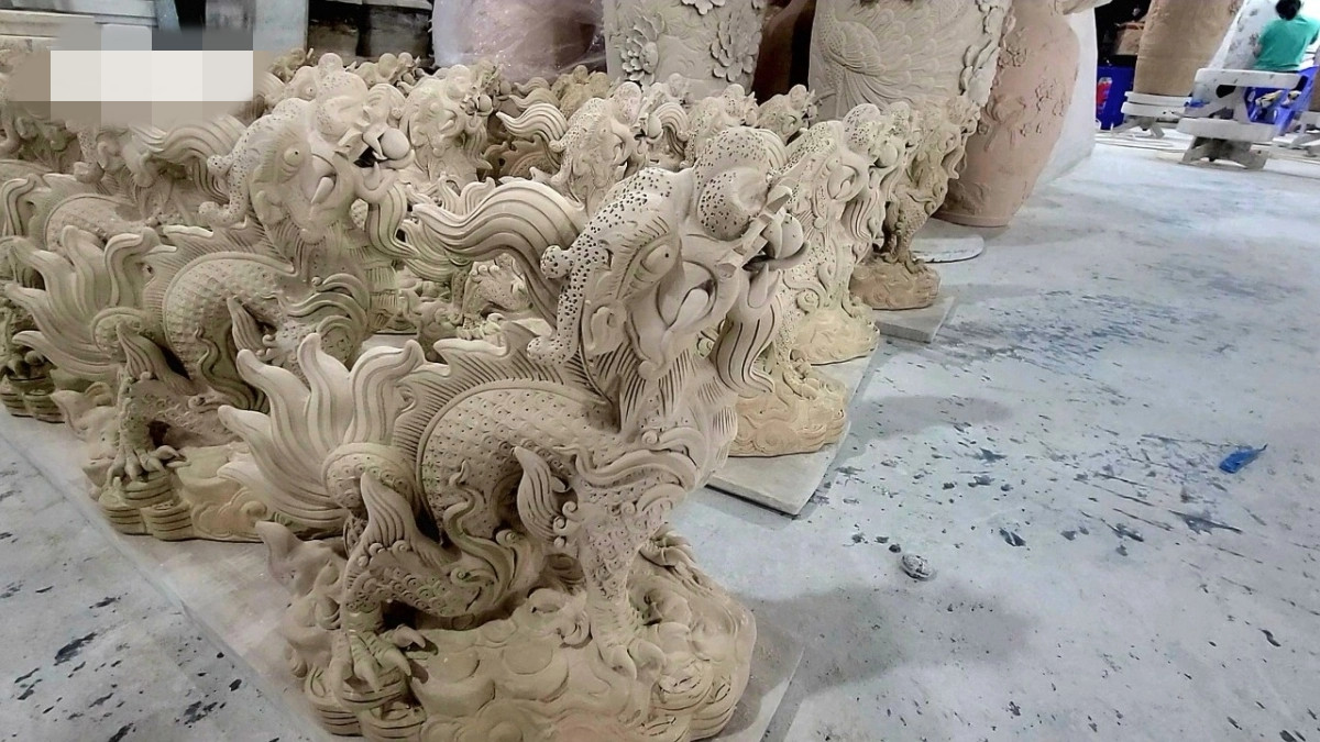 Trung bình mỗi ngày, người thợ làm thủ công trong khoảng 10 tiếng mới ra 4-5 thành phẩm. Ảnh: VOV