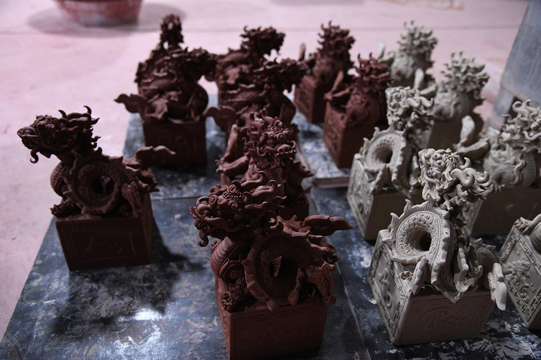 Để hoàn thiện một sản phẩm rồng vàng bằng gốm sứ phải trải qua nhiều công đoạn tỉ mỉ. Ảnh: Dangcongsan