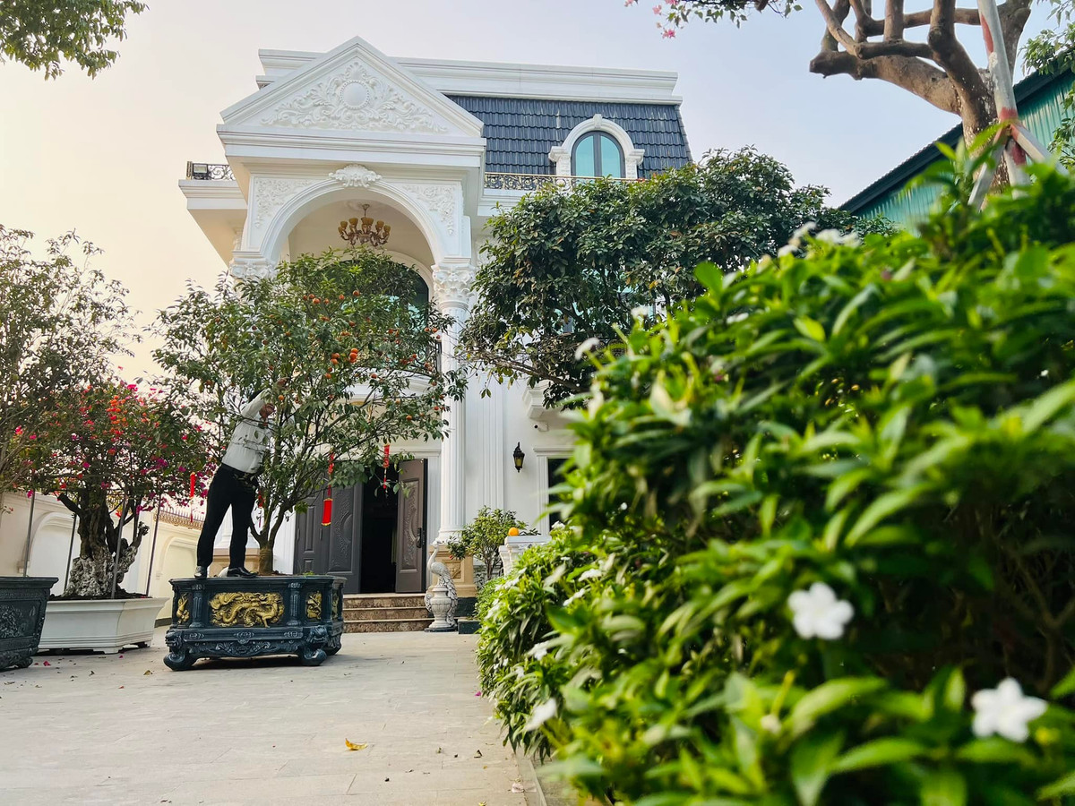 Biệt thự của nghệ sĩ Quang Tèo được mang phong cách tân cổ điển, sang trọng khiến bất cứ ai đi qua cũng phải ngoái nhìn, trầm trồ.