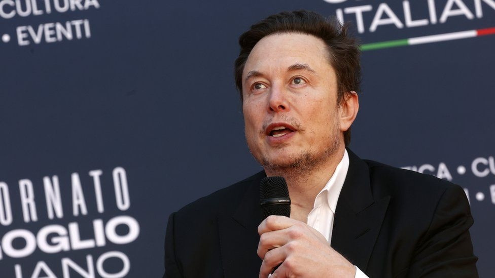 Theo trang CNN Business nhấn mạnh nếu muốn, Elon Musk có thể mua tất cả 32 đội bóng thuộc giải bóng bầu dục nhà nghề mỹ (NFL) có tổng trị giá 112 tỷ USD, theo dữ liệu từ trang dữ liệu thể thao Sportico. Ảnh: CNBC