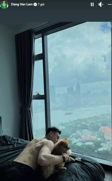 Căn hộ của Đặng Văn Lâm chỉ có 1 phòng ngủ. Tuy nhiên, căn chung cư này thuộc diện cao cấp hàng đầu tại quận 1 (TP HCM), có view hướng ra phố đi bộ Nguyễn Huệ và cầu Thủ Thiêm.