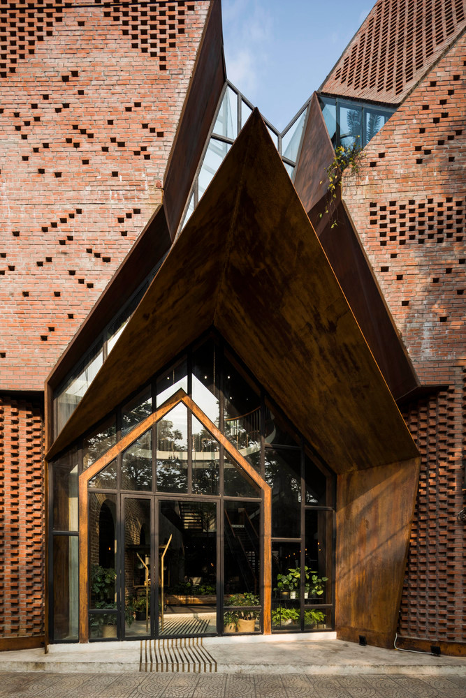 Hình ảnh chiếc khăn mỏ quạ thể hiện rõ nét ở mặt tiền bằng một tấm sắt rỉ lớn uốn thành hình chiếc “mỏ quạ”.