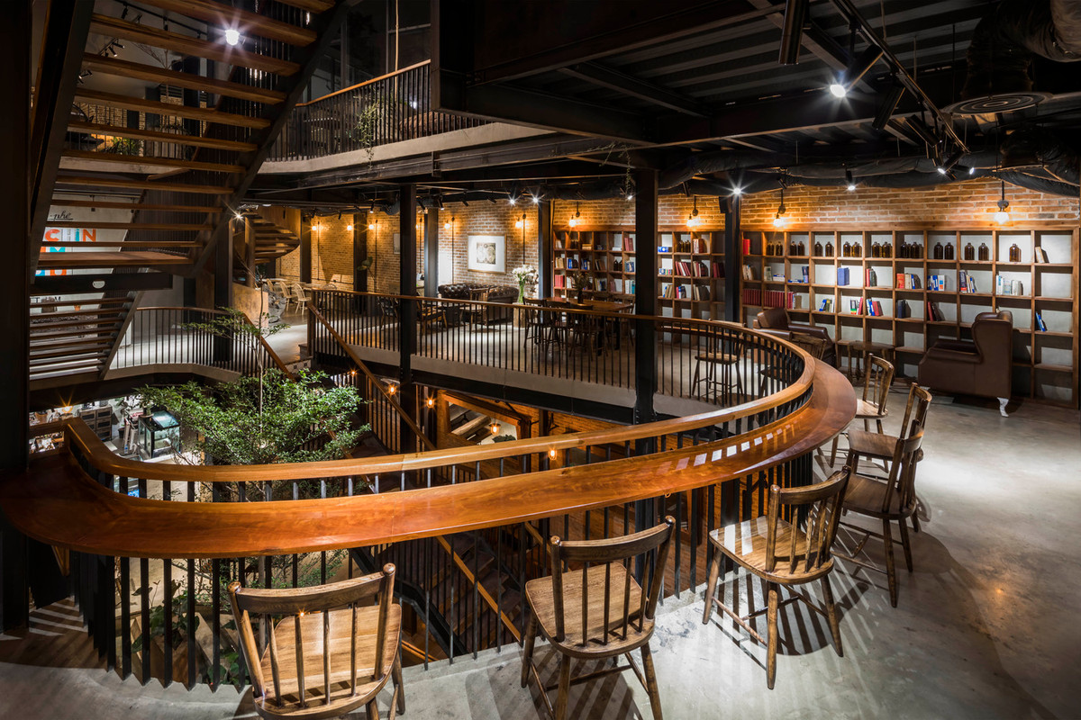 Yếu tố xa xưa được thể hiện thông qua những bộ bàn ghế cũ, là những khúc cây làm ghế nghỉ, những bức tường thô mộc được giữ lại từ công trình cũ...