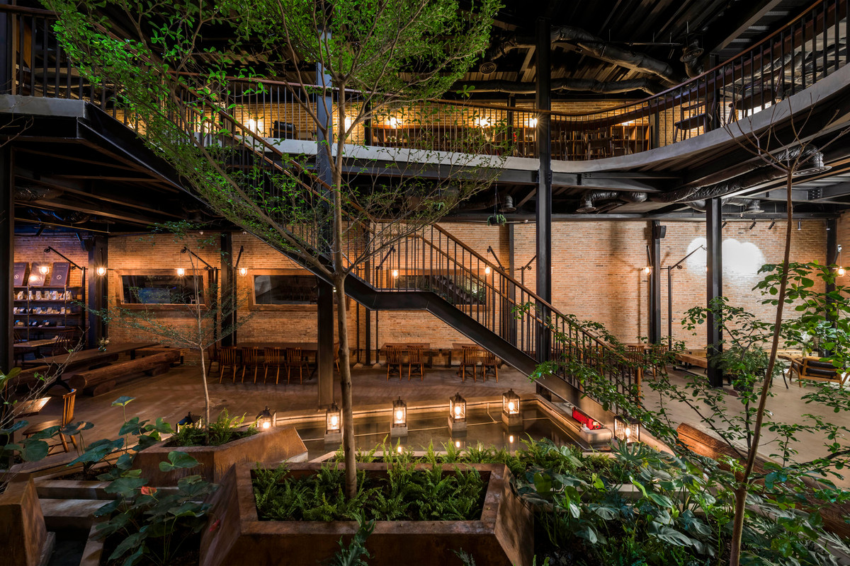 Sân vườn được bố trí ở trung tâm quán cà phê.