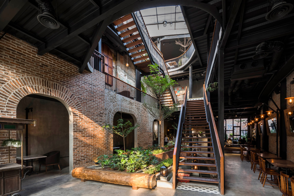 Những chi tiết đó hòa quyện với nét đương đại từ trần, sàn nhà và cách trang trí mang đậm phong cách công nghiệp.