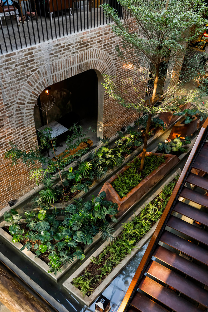 Ngoài ra, kiến trúc sư cũng tạo nên những khoảng sân vườn đan xen vừa làm mềm không gian, vừa kết nối 2 yếu tố đương đại và xa xưa với nhau.