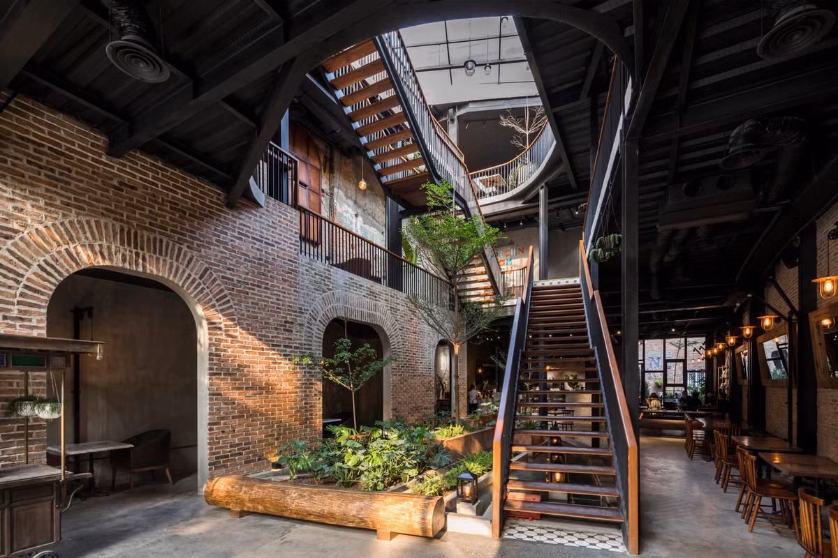 Những chi tiết đó hòa quyện với nét đương đại từ trần, sàn nhà và cách trang trí mang đậm phong cách công nghiệp.