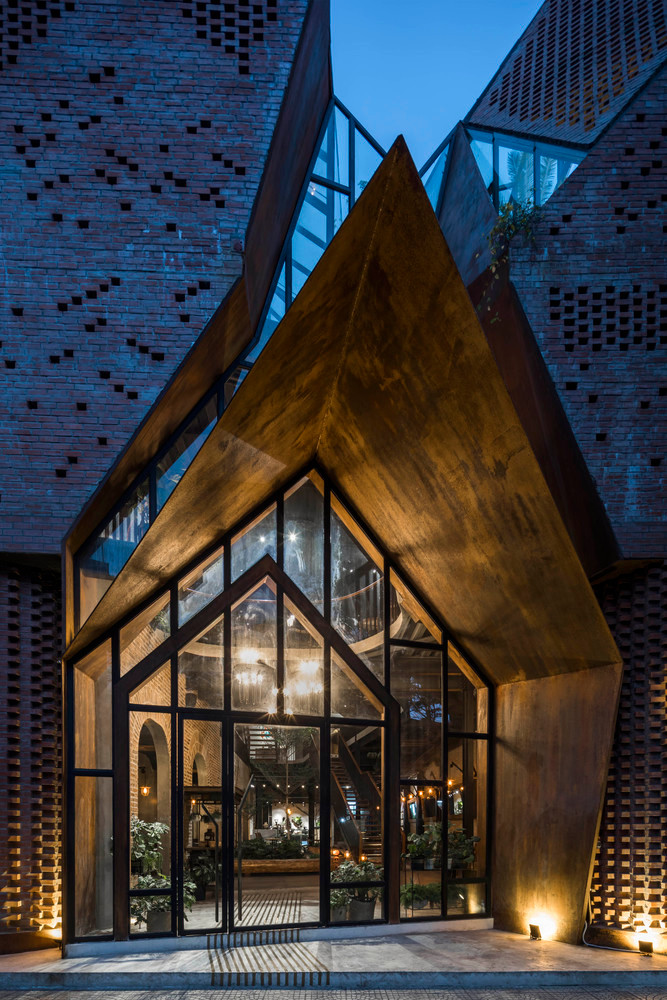 Mặt tiền như một khối vật liệu thô mộc từ thiên nhiên tạo sức hút xen lẫn trò chơi thị giác.