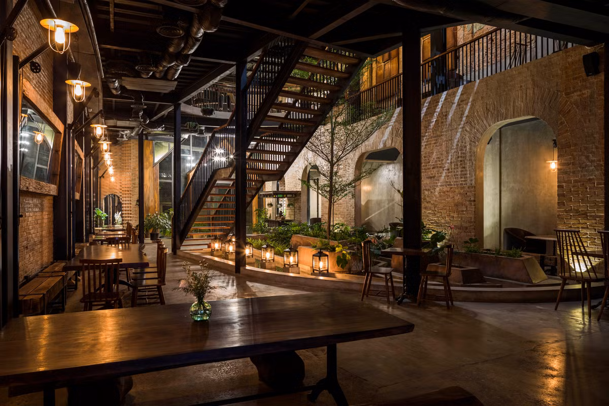 Bàn ghế được bố trí quanh khu vực thông tầng giúp khách hàng ngồi ở bất kỳ vị trí nào cũng đều có thể ngắm nhìn nắng, gió