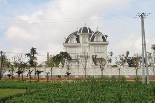 Căn biệt thự nổi bật với vẻ nguy nga, tráng lệ được thiết kế theo phong cách Châu Âu hiện đại với màu sơn trắng chủ đạo. Ảnh: Người đưa tin