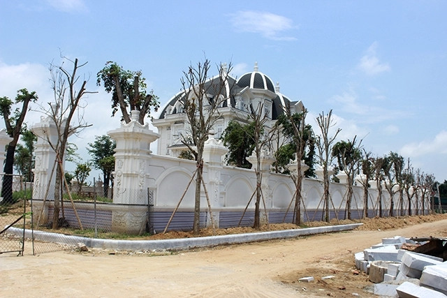 Hàng cây xanh được trồng xung quanh biệt thự. Ảnh: Báo giao thông