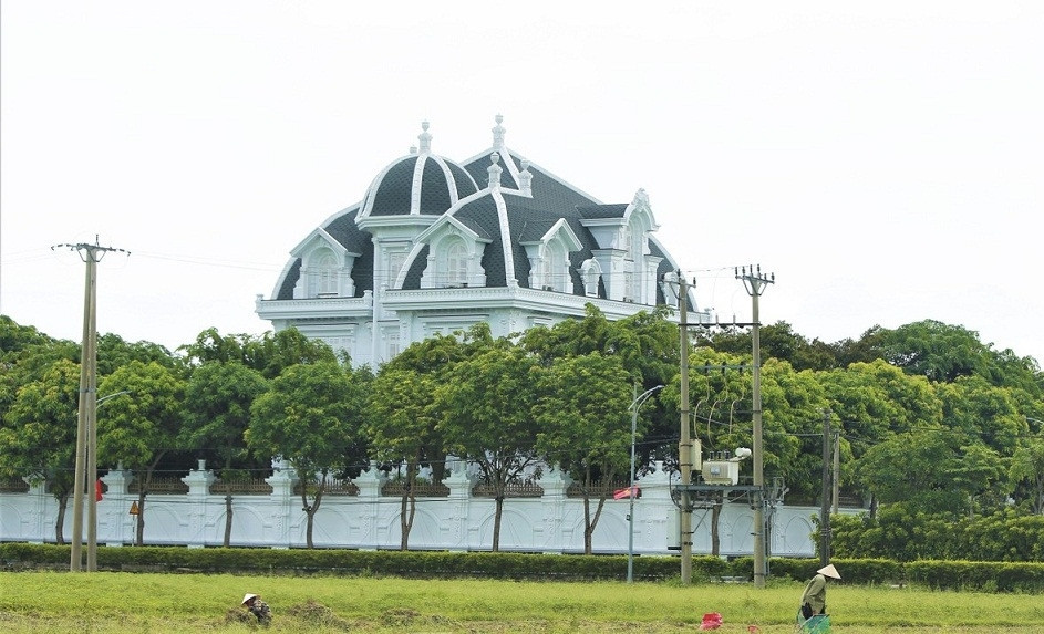 Tòa nhà được xây dựng vào khoảng cuối năm 2016, gồm 4-5 tầng. Đi từ xa hơn 1km cũng có thể nhận ra nóc toà lâu đài. Ảnh: Nguoiquansat