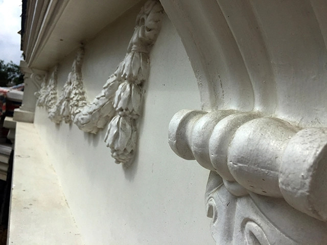 Phần tường bao đồ sộ cũng có những họa tiết cầu kỳ. Ảnh: Báo giao thông