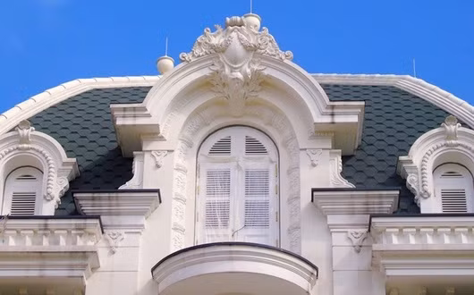 Bên ngoài tòa nhà có nhiều họa tiết cầu kỳ, bắt mắt. Ảnh: Người đưa tin