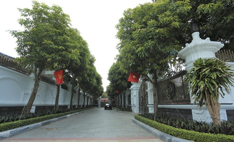 Dọc 2 phía trong và ngoài của dãy tường rào đồ sộ là hàng cây xanh to, cao cả chục mét. Ảnh: Nguoiquansat