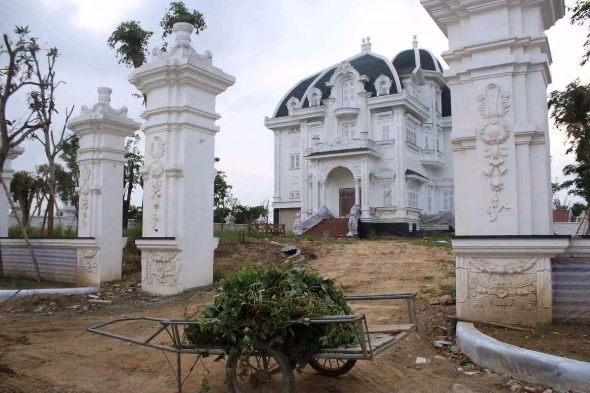 Bà Từ Thị Loan được biết là người làm nông, bán rau, nuôi trồng thuỷ sản. Chồng bà là liệt sĩ, một mình bà tần tảo nuôi 3 đứa con, 2 trong số đó hiện đang công tác trong lĩnh vực quân đội. Ảnh: Vietnamnet