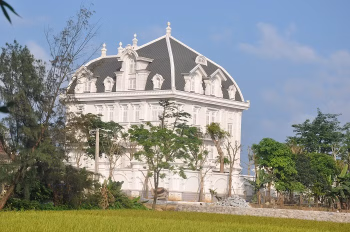 Phần chóp ngôi biệt thự được trang trí nhiều họa tiết cầu kỳ, bắt mắt. Ảnh: Vietnamnet